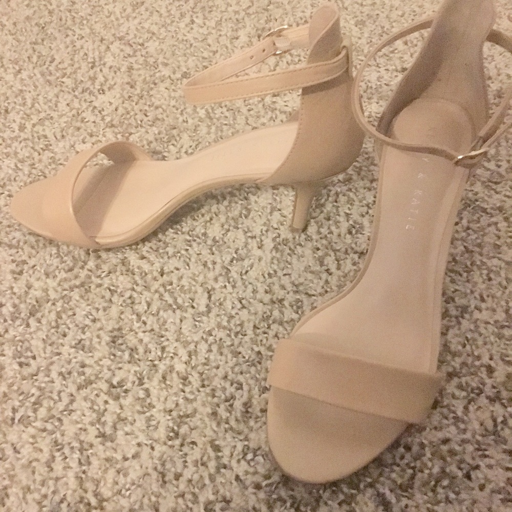 Kelly & Katie Nude 👠